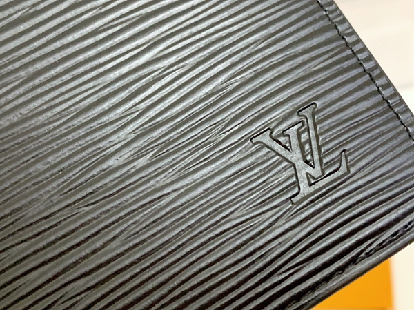 LVコピーウォレット着用イメージ